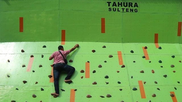 Pengunjung tampak bermain di outbond yang ada di Wisata alam Bukit Soeharto. Foto: Kristina Natalia/PaluPoso