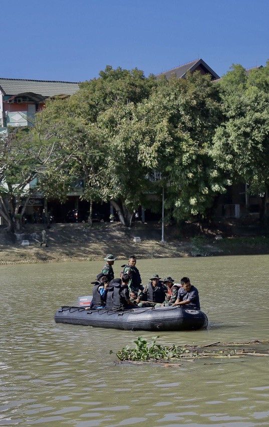Prajurti TNI Kodam Iskandar Muda ikut serta dalam Aksi Peduli Krueng Aceh, Minggu (29/12). Foto: Abdul Hadi/acehkini