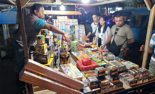 Jualan petasan yang tidak pernah sepi di Kota Manado, Sulawesi Utara, jelang malam pergantian tahun