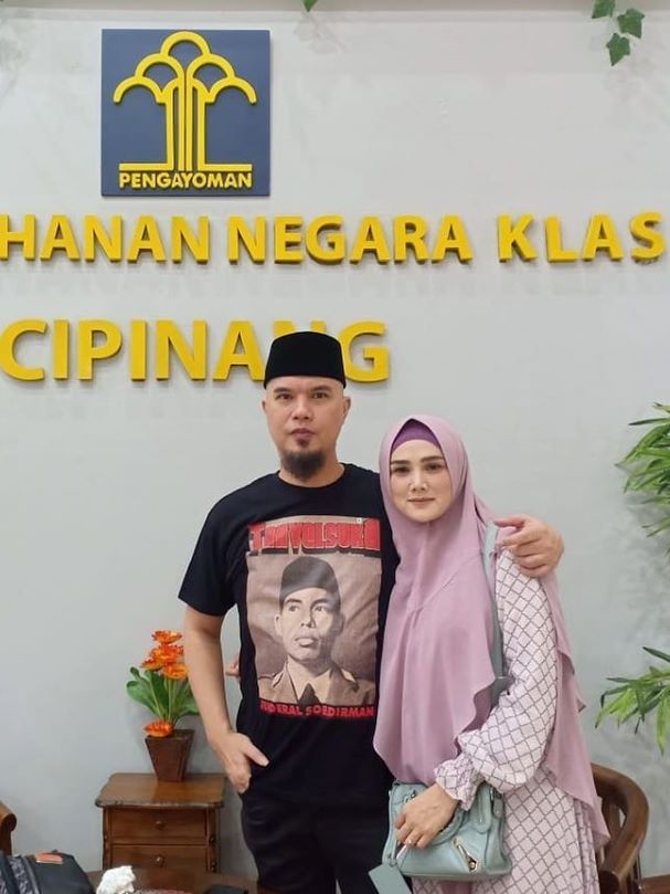 Ahmad Dhani dan Mulan Jameela berfoto di Rutan Cipinang. Foto: Instagram/@mulanjameela1