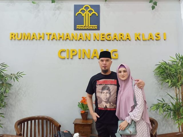 Ahmad Dhani dan Mulan Jameela berfoto di Rutan Cipinang. Foto: Instagram/@mulanjameela1