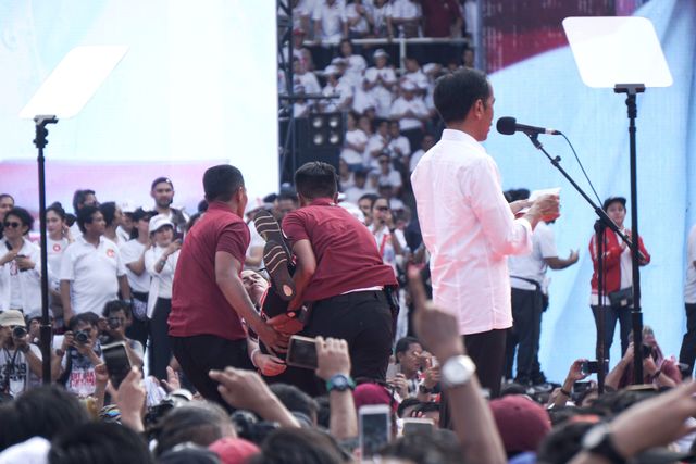 Seorang pendukung Joko Widodo pingsan saat kampanye akbar Jokowi di SUGBK. Foto: Nugroho Sejati/kumparan