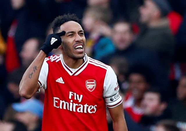 Selebrasi Pierre-Emerick Aubameyang usai cetak gol ke gawang Chelsea. Foto: REUTERS/Eddie Keogh