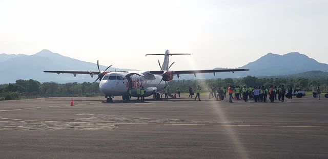Penumpang pesawat turun di Bandara Frans Seda Maumere. Foto: Mario WP Sina. 