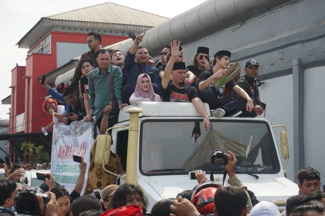Ahmad Dhani menyapa pendukungnya saat keluar dari Lapas Cipinang. Foto: Nugroho Sejati/kumparan