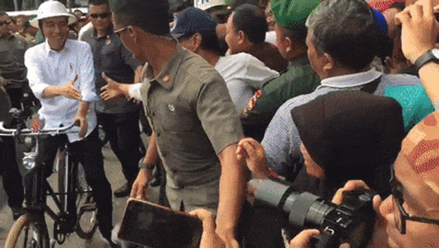 Jokowi Nyaris Ambruk Saat Bersalaman dengan Warga Foto: Afiati Tsalitsati/kumparan