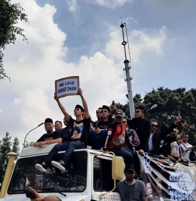 Ahmad Dhani, Mulan Jameela, Al Ghazali, El Rumi dan Dul Jaelani konvoi naik Unimog, Rutan Cipinang, Jakarta Timur, Senin (30/12)
 Foto: Maria Gabrielle Putrinda/kumparan
