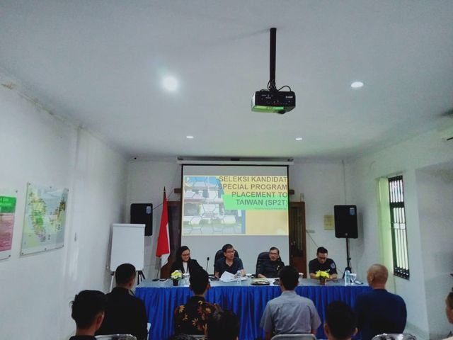 Pengarahan oleh Kepala BP3TKI dan KDEI Taipei, Senin (30/12) | Foto : Sidik Aryono/Lampung Geh