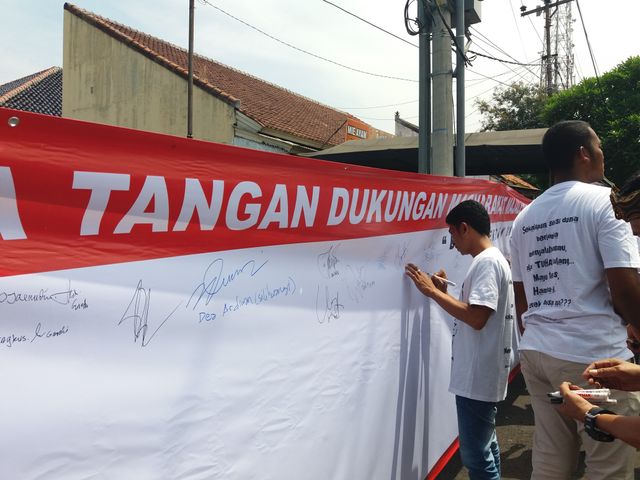 Massa pendukung INA sudah berkumpul di luar maupun dalam pengadilan Negeri (PN) kelas II Majalengka. (Rd suargi)