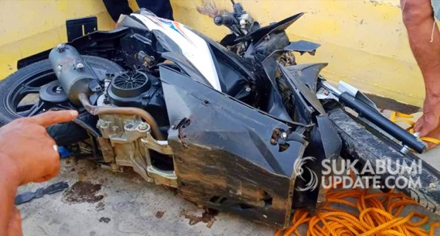 Sepeda motor honda beat tanpa nopol nampak ringsek usai bertabrakan dengan truk engkel di Jalan Raya Tamanjaya, Kampung Jayamakmur, Desa Tamanjaya, Kecamatan Ciemas, Kabupaten Sukabumi, Senin (30/12/2019) sekitar pukul 09.45 WIB. | Sumber Foto:Istimewa