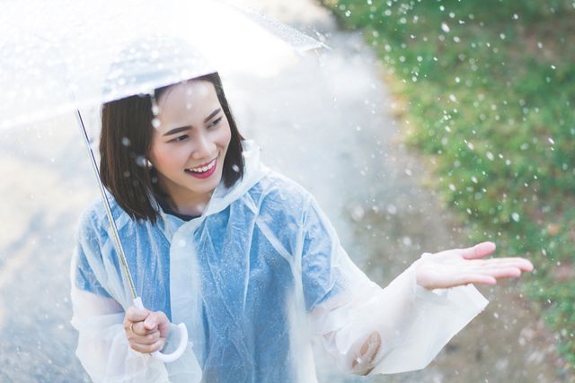Ilustrasi perempuan memakai payung. Foto: Shutter Stock