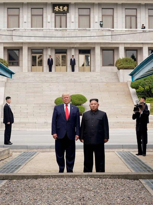 Presiden Amerika Serikat Donald Trump dan pemimpin Korea Utara Kim Jong-un berdiri di garis zona demiliterisasi yang memisahkan kedua korea di Panmunjom Korea Selatan pada 30 Juni 2019. Foto: REUTERS / Kevin Lamarque