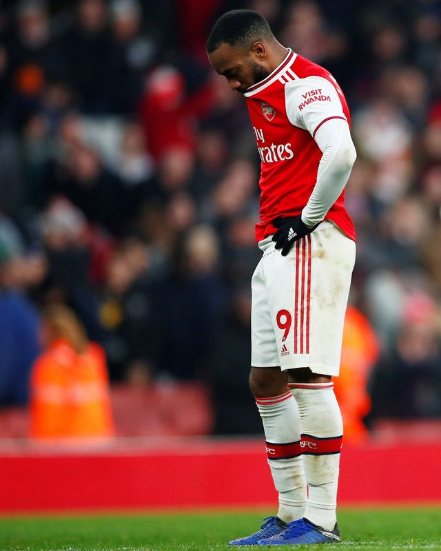 Pemain Arsenal, Alexandre Lacazette, tertunduk lesu. Foto: REUTERS/Eddie Keogh 