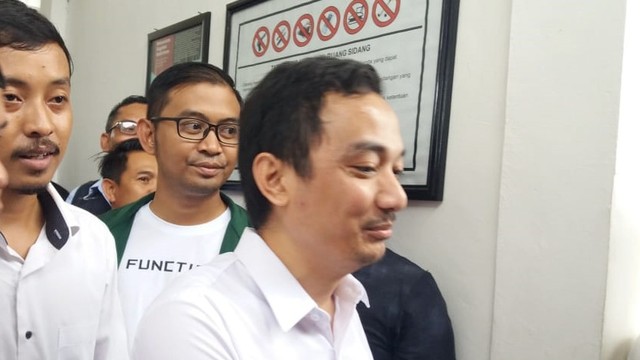 Anak Bupati Majalengka, Irfan Nuralam (kanan) usai menjalani sidang dengan agenda vonis.  Foto: Dok. Ciremai Today