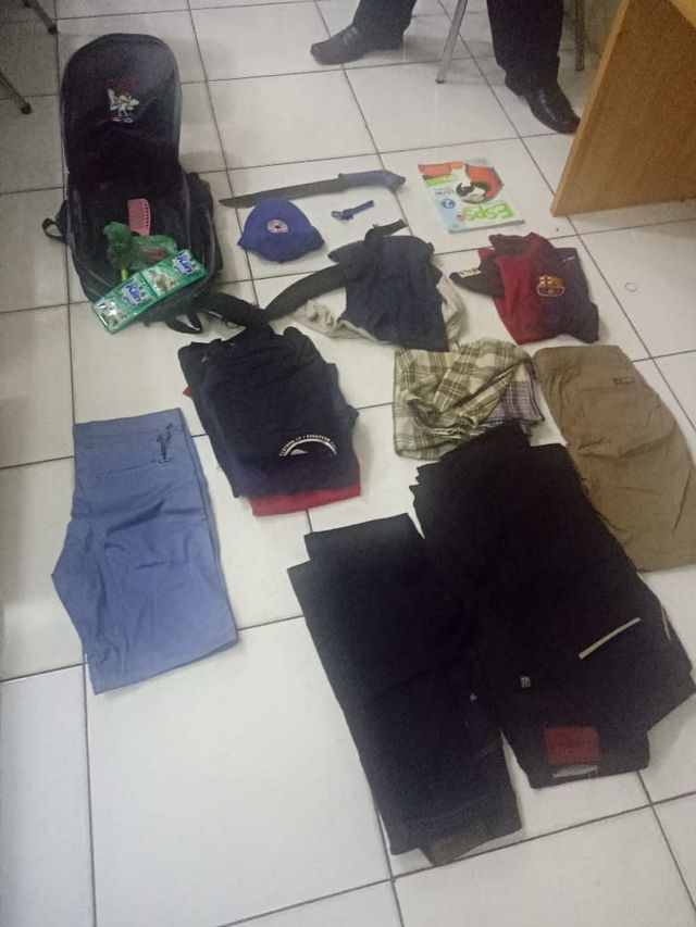 Pakaian yang ditemukan di dalam tas yang diduga berisi bom. Foto: Dok. Istimewa