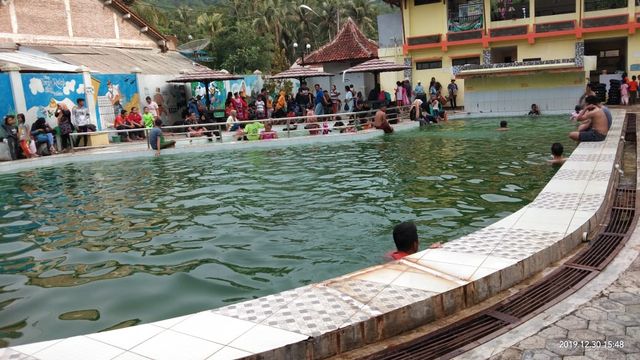 Liburan Akhir Tahun, Cipanas Kedungoleng Masih Jadi Andalan Pengunjung