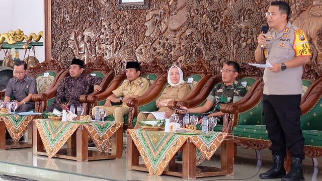 Kapolres Bojonegoro, AKBP M Budi Hendrawan, sampaikan anev situasi kamtibmas di Kabupaten Bojonegoro tahun 2019, di Pendapa Pemkab Bojonegoro. Senin (30/12/2019)