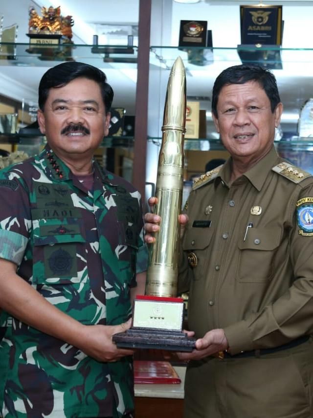 Panglima TNI Marsekal TNI Hadi Tjahjanto menerima kunjungan Plt Gubernur Kepulauan Riau H. Isdianto di Mabes TNI, Cilangkap, Jakarta Timur, Senin (30/12). Foto: Dok. Puspen TNI