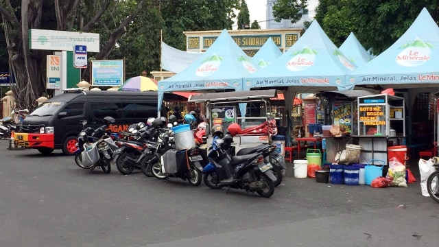 Suasana di depan Masjid Sunda Kepala, Jakarta Pusat, usai ditemukannya tas mencurigakan, Selasa (31/12). Foto: Rafyq Panjaitan/kumparan