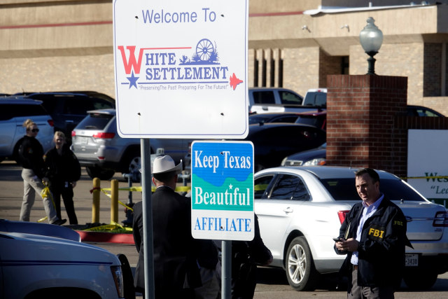Seorang agen FBI berdiri di luar Gereja Freeway Barat Christ, Texas. Foto: AP Photo/David Kent