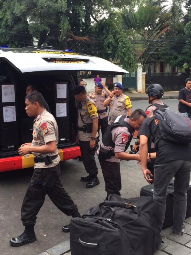 Tim Gegana membawa benda mencurigakan dari Masjid Sunda Kelapa, Selasa (31/12). Foto: Rafyq Panjaitan/kumparan