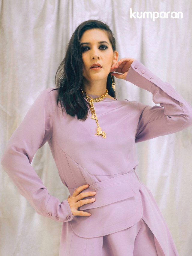 Hannah Al Rashid untuk program Women on Top kumparanWOMAN. Stylist: Anantama Putra, Makeup: Linda Kusumadewi, Busana: Midi dress aksen pocket belt, Sportsmax, Aksesori dan Sepatu: Dior. Foto: Alan Mahirma Lars