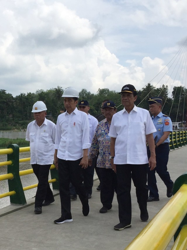 Presiden Joko Widodo saat meresmikan Bendung Kamijoro di Kecamatan Sentolo, Kabupaten Kulon Progo. Foto: Arfiansyah Panji Purnandaru/kumparan 