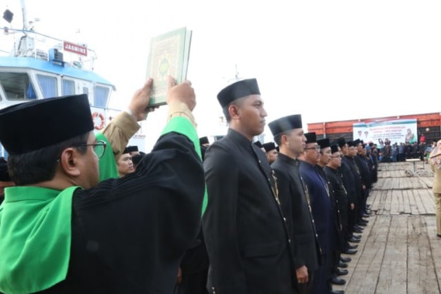 Di Atas Tongkang, Ratusan Pejabat Pemkot Probolinggo Dilantik