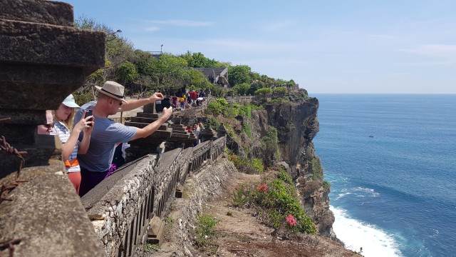 Para turis lokal hingga mancanegara mengabadikan momen ketika berada di Pura Luhu Uluwatu | Photo by Charles/Karja