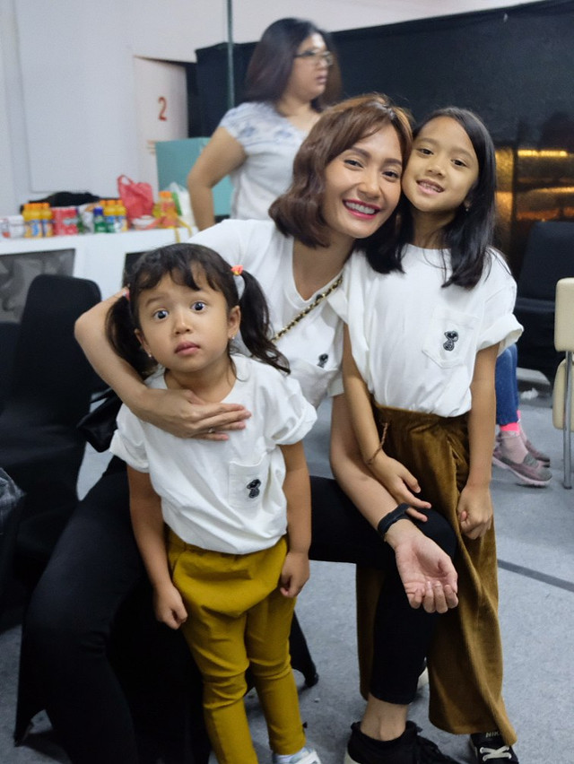 Artika Sari Devi bersama anak-anaknya.
 Foto: Instagram/ @artikasaridevi