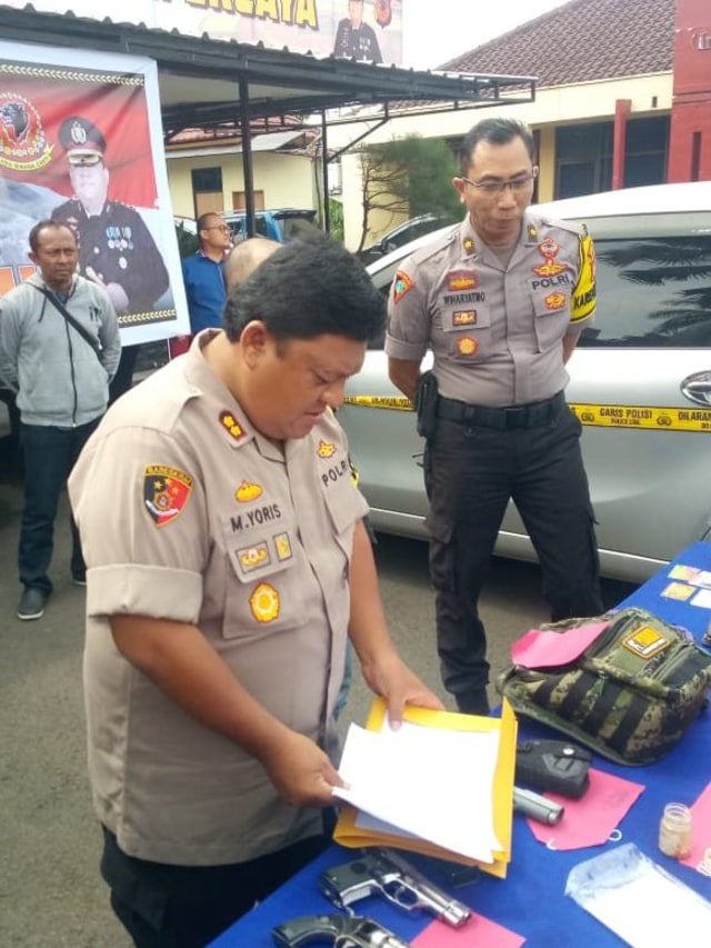 Kapolres Cimahi AKBP Yoris Maulana Yusuf Marzuki memberikan keterangan pengungkapan penembak pedagang kopi di Padalarang. Foto: Dok. Polres Cimahi 