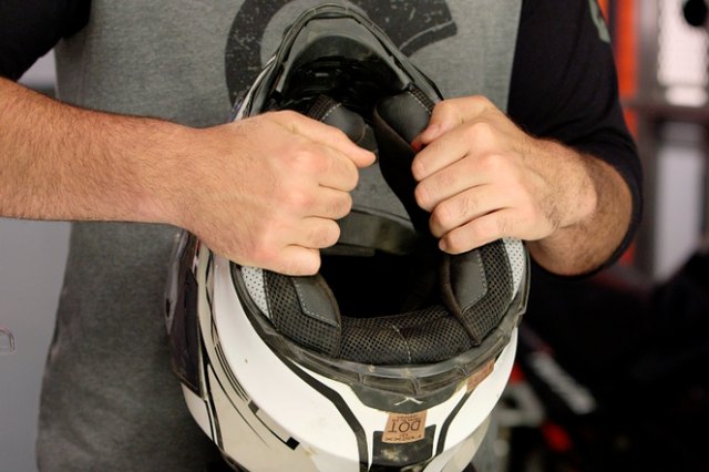 Perawatan helm motor Foto: dok. Revzilla