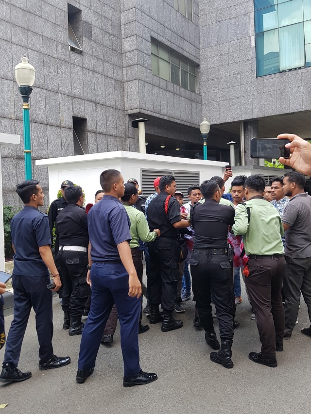Sejumlah massa dari Aliansi Mahasiswa DKI Jakarta menggruduk kantor DPRD DKI Jakarta, Selasa (31/12). Foto: Efira Tamara/kumparan