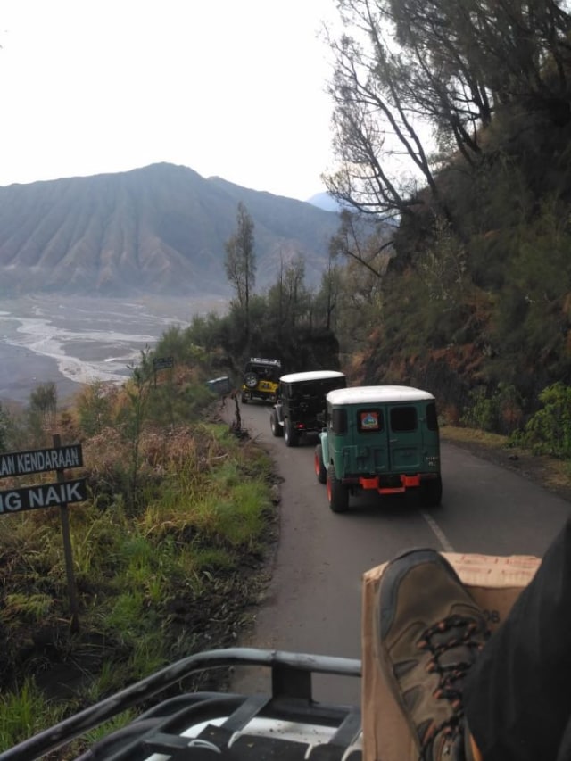 Laju jip di salah satu jalur kawasan wisata Gunung Bromo. Foto: Mahmudi