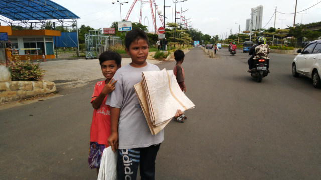 Anak-anak dagang tikar di depan Ancol, Jakarta Utara, Selasa (31/12).  Foto: Fachrul Irwinsyah/kumparan