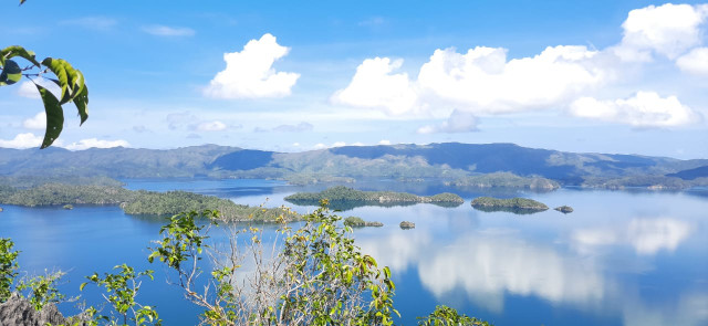 Pemandangan indah yang disuguhkan dari Puncak Beo Raja Ampat. Foto: Aditya Nugroho