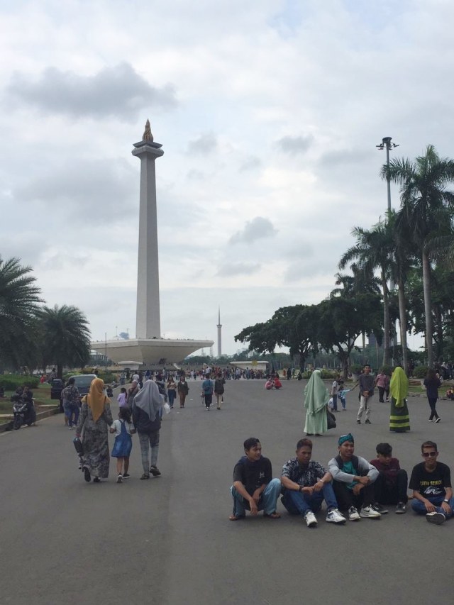 Suasana jelang malam tahun baru baru di Kawasan Monumen Nasional (Monas), Jakarta, Selasa (31/12).  Foto: Muhammad Darisman/kumparan 
