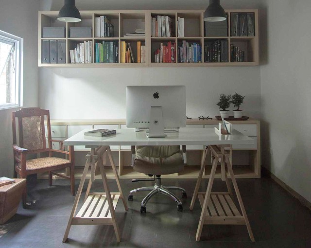 Meja kantor di Sarimanah Office, karya Arkides, via: arsitag.com