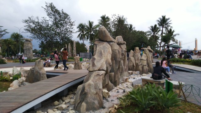 Pengunjung menikmati fasilitas di Ancol, Jakarta Utara untuk menyambut tahun baru 2020. Foto: Fachrul Irwinsyah/kumparan