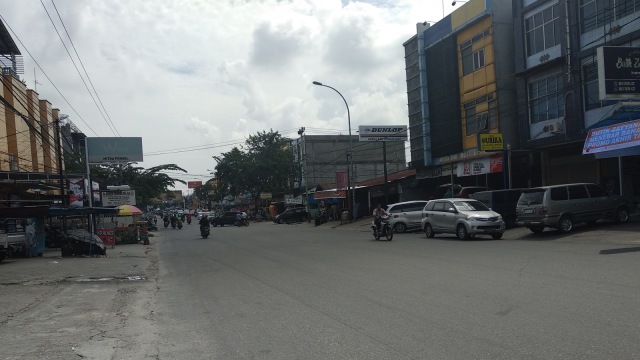 JALAN Harapan Raya sepi dari jejeran lapak pedagang berjualan aksesoris tahun baru, seperti topi, mercun dan terompet, Selasa, 31 Desember 2019. 