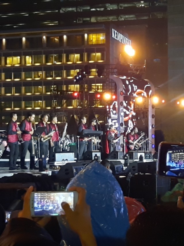 Penampilan Rhoma Irama dalam perayaan malam pergantian tahun 2020 di Bundaran HI, Jakarta Pusat, Selasa (31/12). Foto: Maria Gabrielle Putrinda/kumparan 