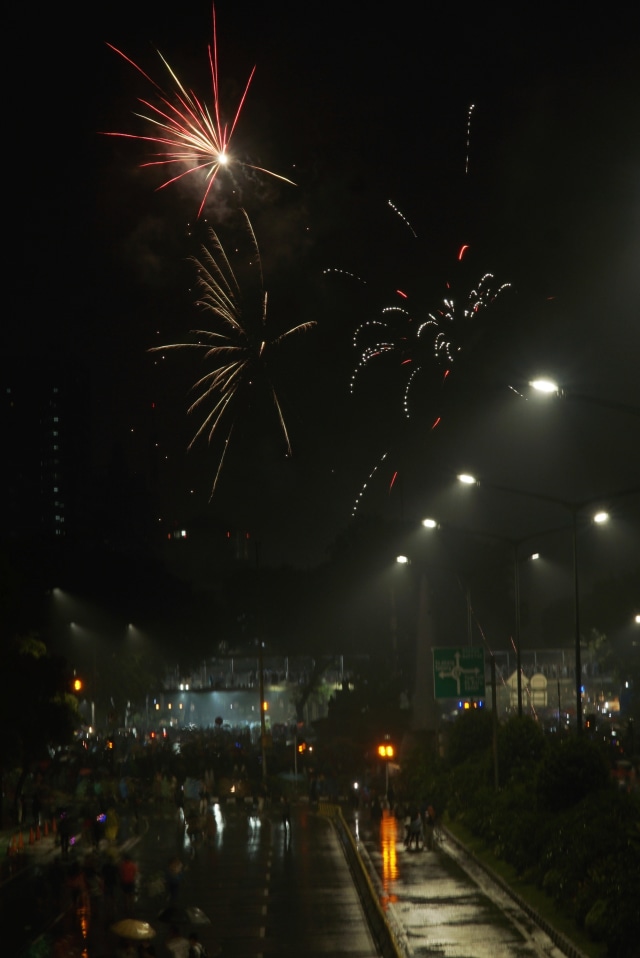 Kembang api saat perayaa tahun baru 2020 di Monas, Jakarta Pusat, Rabu (1/1). Foto: Jamal Ramadhan/kumparan