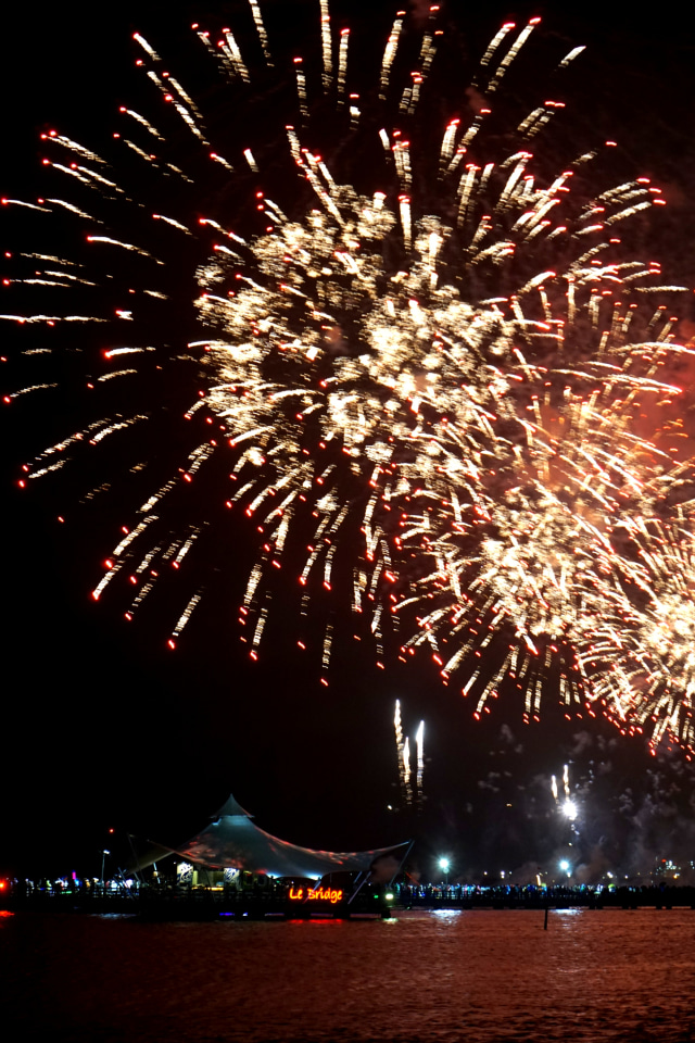 Perayaan pesta kembang api di Ancol, Jakarta Utara, Rabu (1/1). Foto: Nugroho Sejati/kumparan