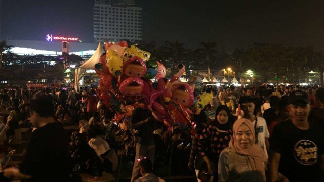 Suasana Tahun baru di Lapangan Merdeka Medan. Foto: Rahmat Utomo/kumparan