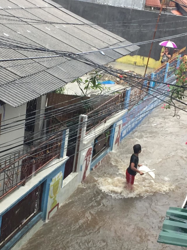 Anak-anak bermain di tengah banjir, di Jati Padang, Pasar Minggu, Jakarta Selatan, Rabu (1/1/2020). Foto: Marini Saragih/kumparan