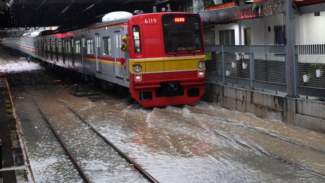 Salah satu rangkaian KRL Commuterline melintas perlahan pada jalur rel yang terendam banjir di Stasiun KA Sudirman, Menteng, Jakarta, Rabu (1/1/2020). Foto: ANTARA FOTO/Aditya Pradana Putra
