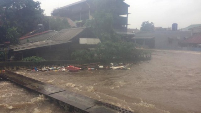 Jalan Komodor,  akses Bandara Halim Perdana Kusuma, Jakarta Timur, Rabu (1/1/2020). Foto: Lutfan Darmawan/kumparan