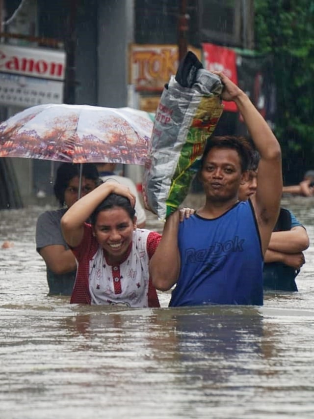 Pejalan kaki melintas di tengah banjir, di Jl Perindustrian, Jakarta Timur, Rabu (1/1/2020). Foto: Irfan Adi Saputra/kumparan