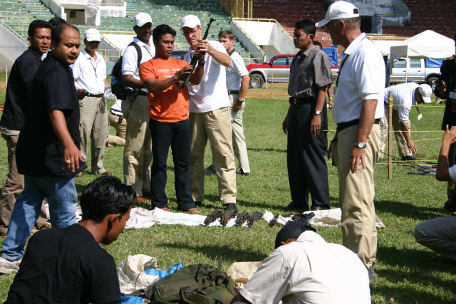 GAM menyerahkan senjata untuk dimusnahkan, 19 Desember 2005. Foto: Adi Warsidi