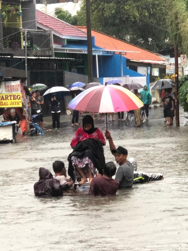 Warga yang sakit menuju RS Aminah dibantu warga dengan ditandu di atas meja. Foto: Dok. Bayu Priyanto